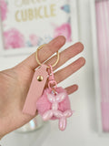 Llavero perro globo pompon rosa