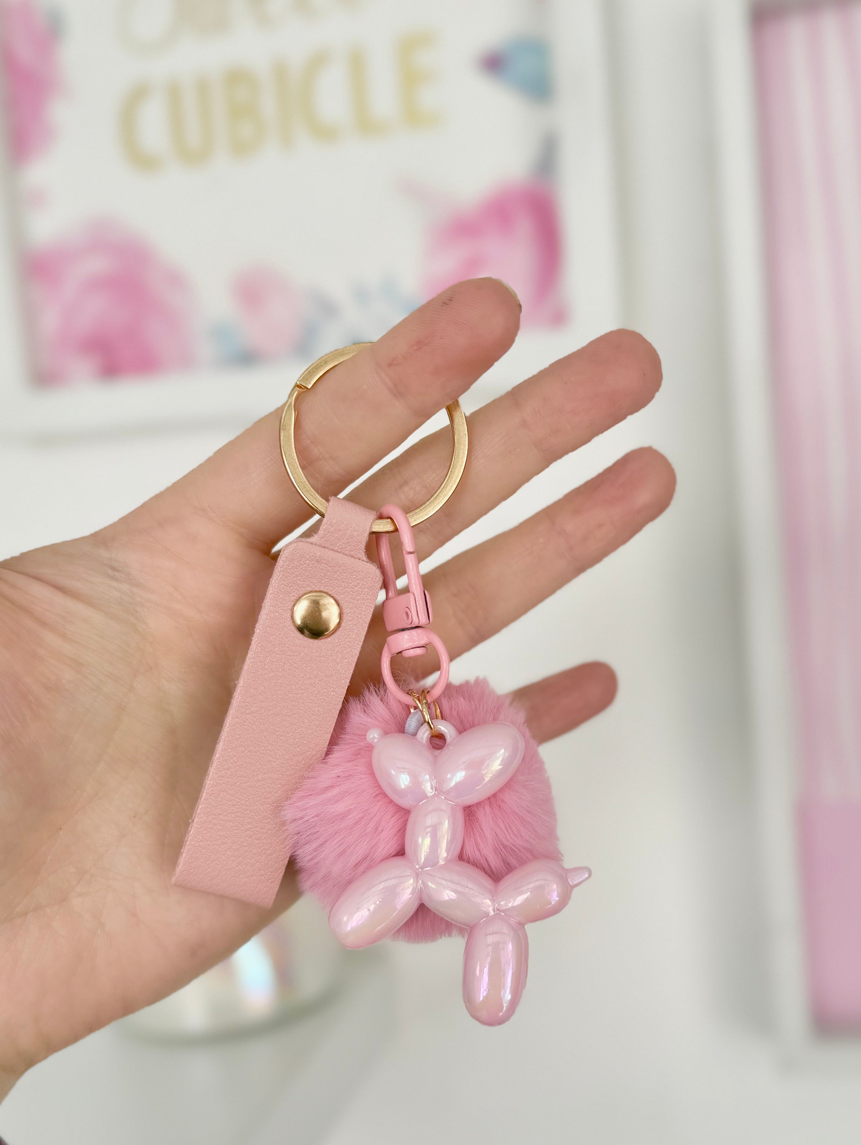 Llavero perro globo pompon rosa