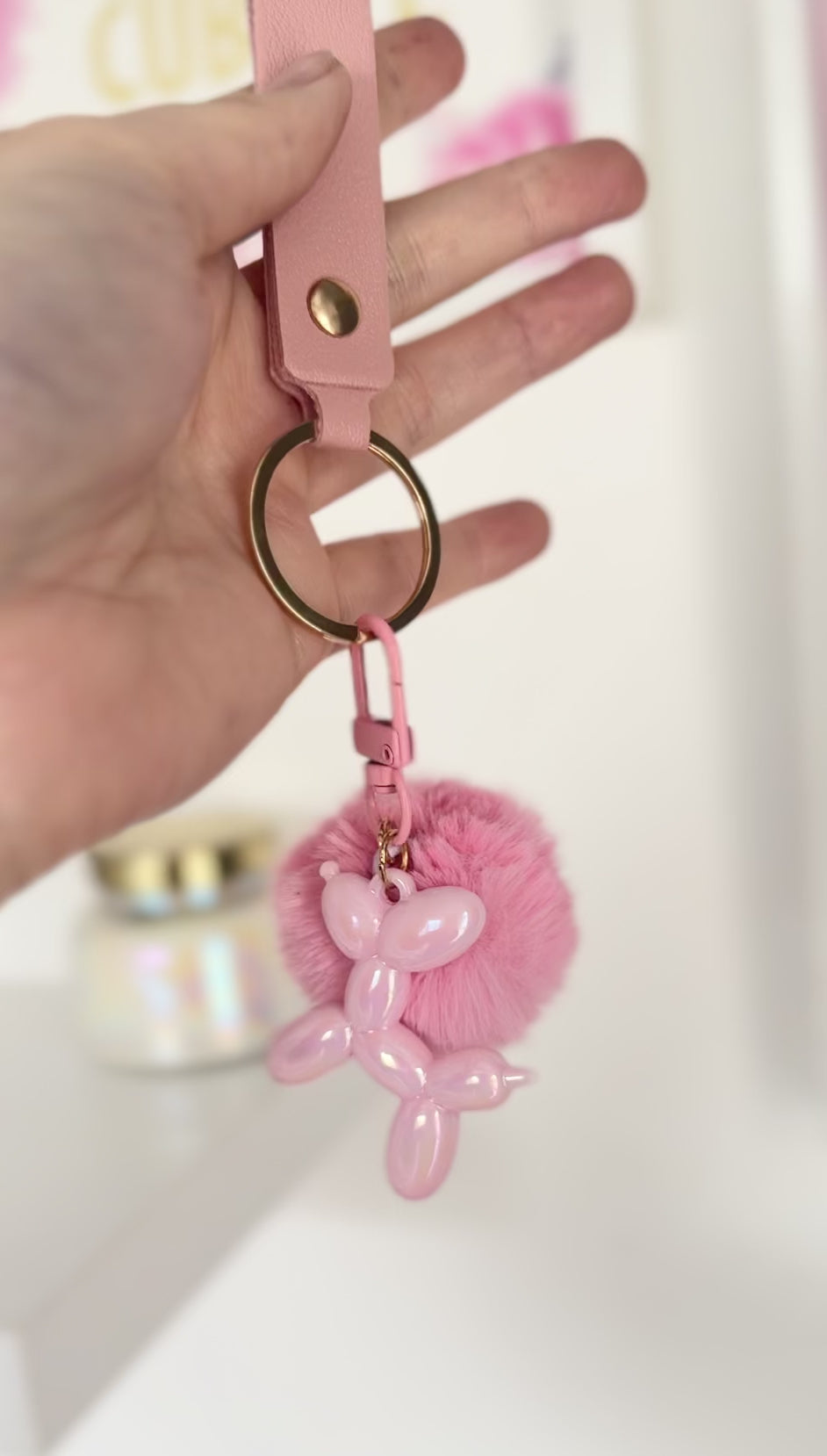 Llavero perro globo pompon rosa